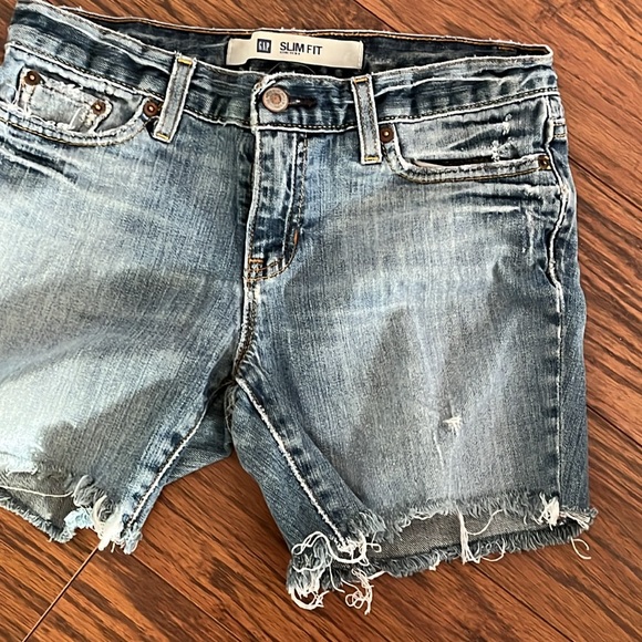 GAP Slim Fit stretch jean shorts - Picture 3 of 8